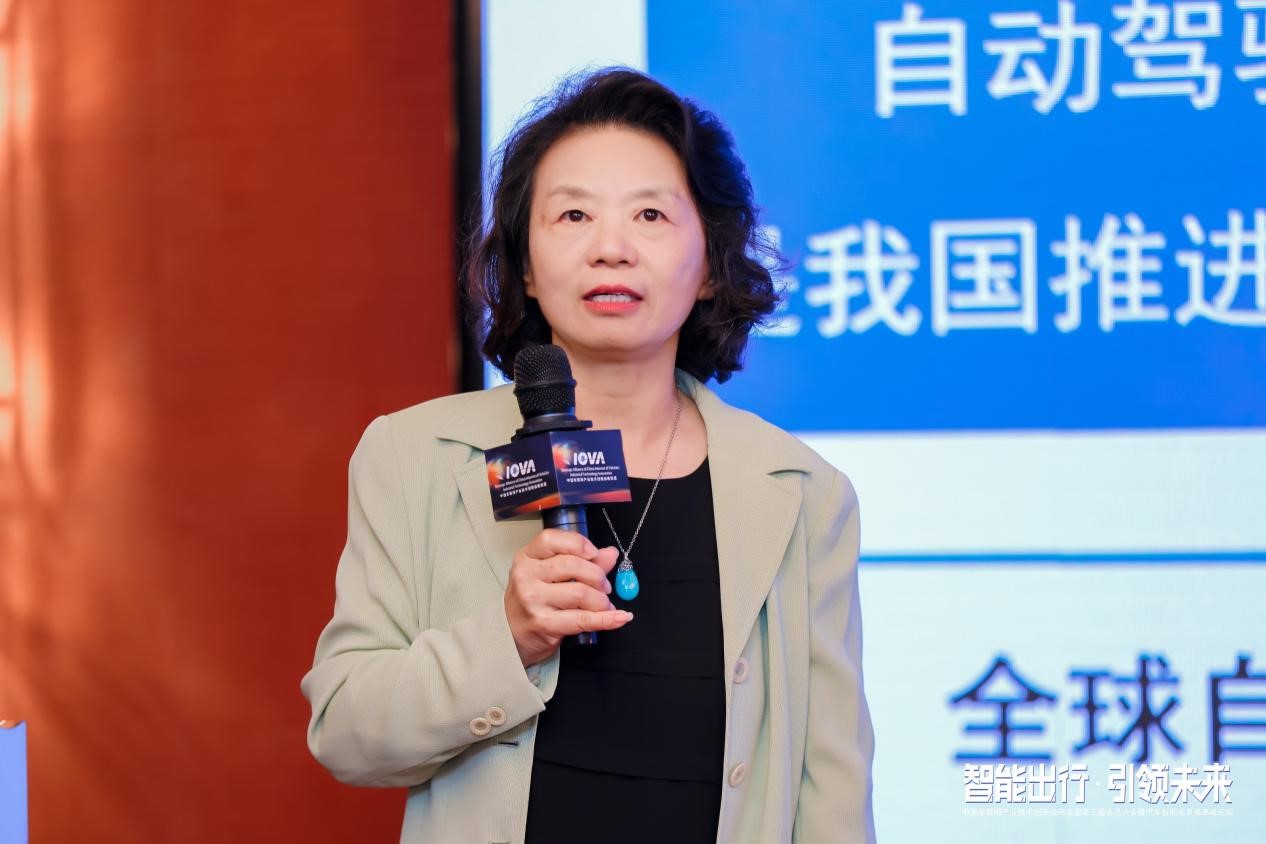 何霞.jpg 何霞.jpg